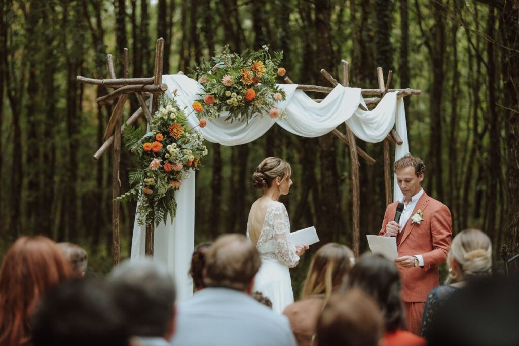 Arche fleurie de la cérémonie laïque en forêt, compositions ensuite réutilisées pour le cocktail, mariage en Touraine