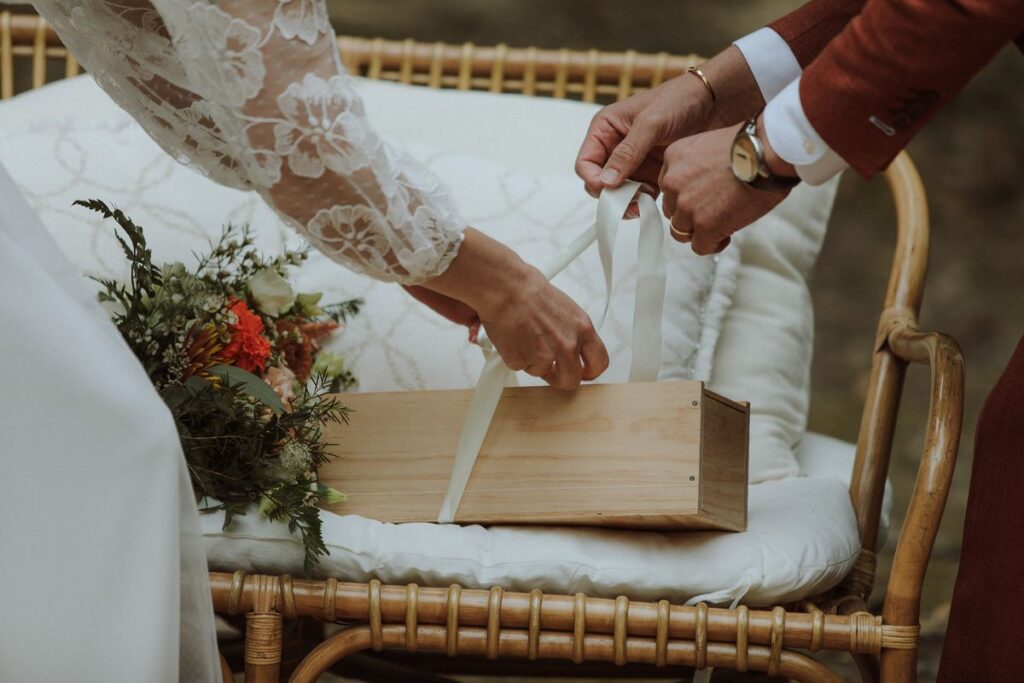 Banquette en rotin et coussins de la cérémonie laïque, mobilier loué chez Love Stories Concept, mariage en Touraine