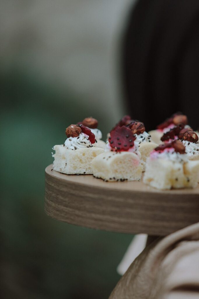 Bouchées du cocktail préparées par LB Traiteur Pom’ Poire, mariage en Touraine