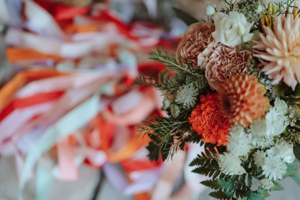 Bouquet de dahlias, œillets et feuillages par Domitille Atelier Floral, mariage en Touraine