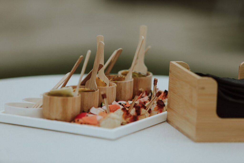 Verrines et bouchées du cocktail servies par LB Traiteur Pom’ Poire, mariage en Touraine