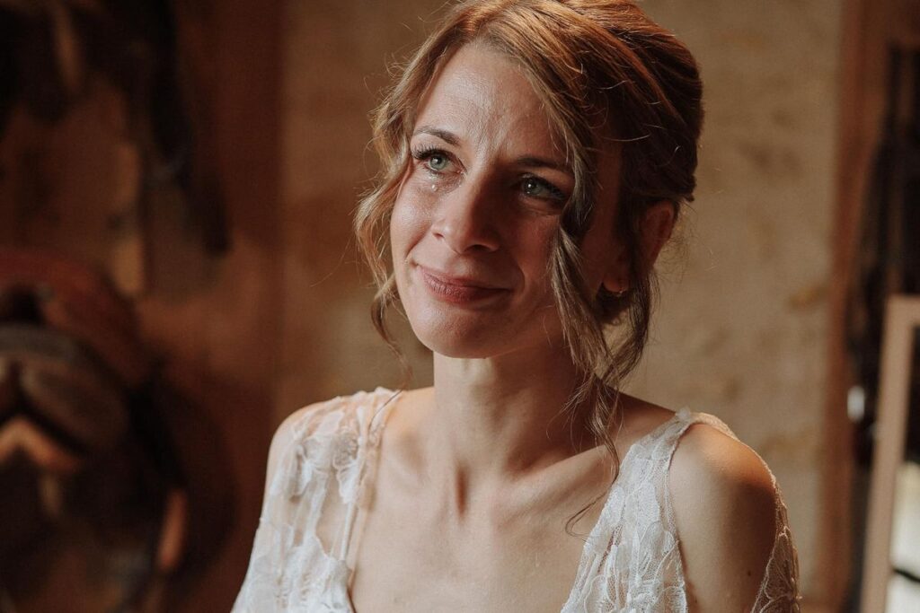 La mariée émue aux larmes avant la cérémonie, mariage en Touraine