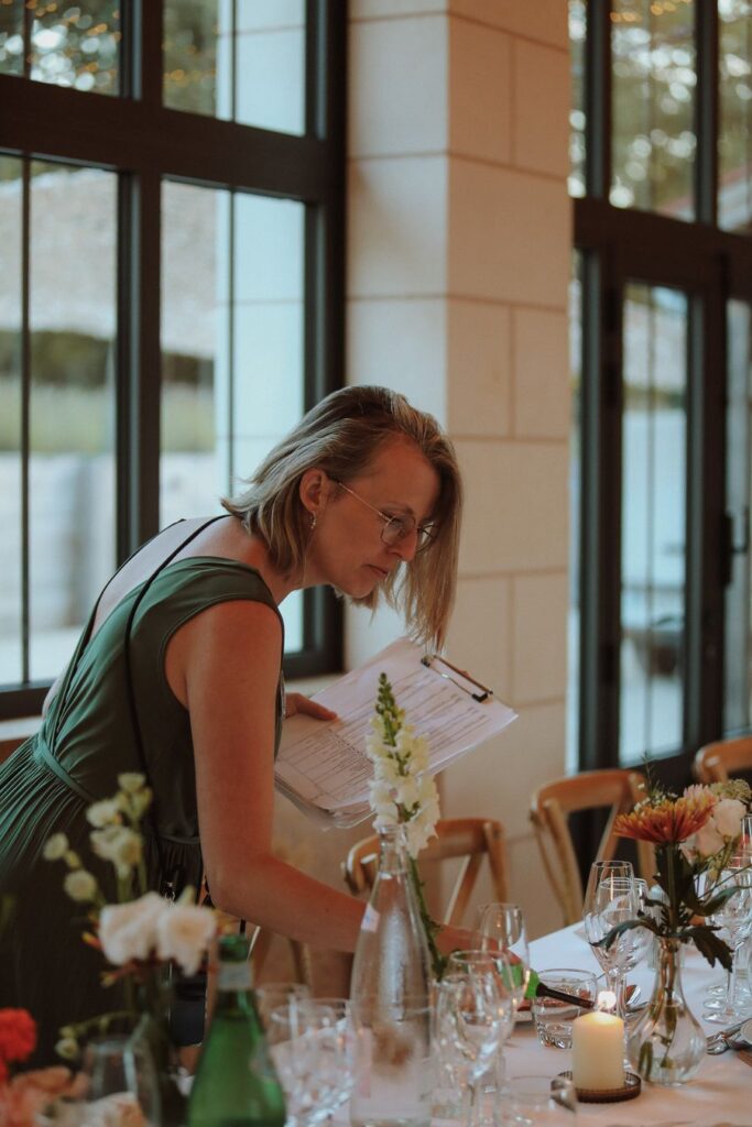 Angélique d’Épure Event, wedding planner en Touraine, vérifie la mise en place de la salle avant l’arrivée des mariés